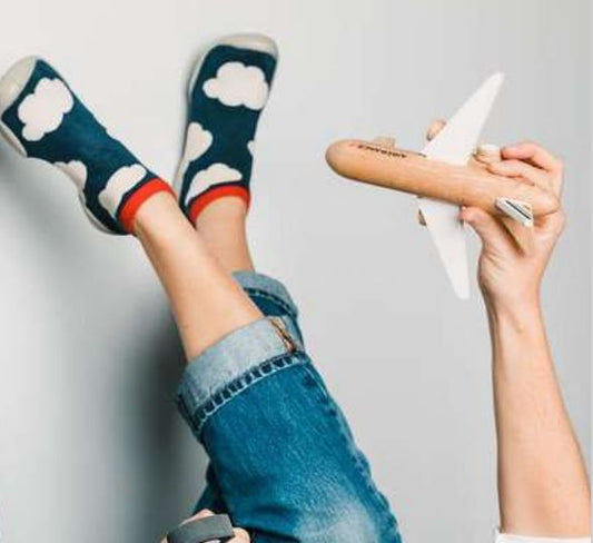 pies de niño con calcetin antideslizante con nubes